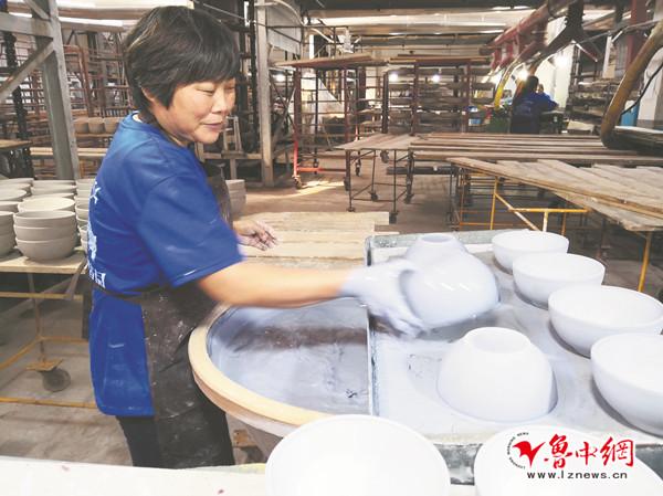 陶瓷产品现烧现卖 淄博首个工业旅游观光工厂对外开放